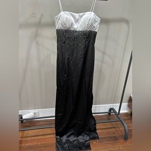 Betsy & Adam by linda bernell black and white gown size 6